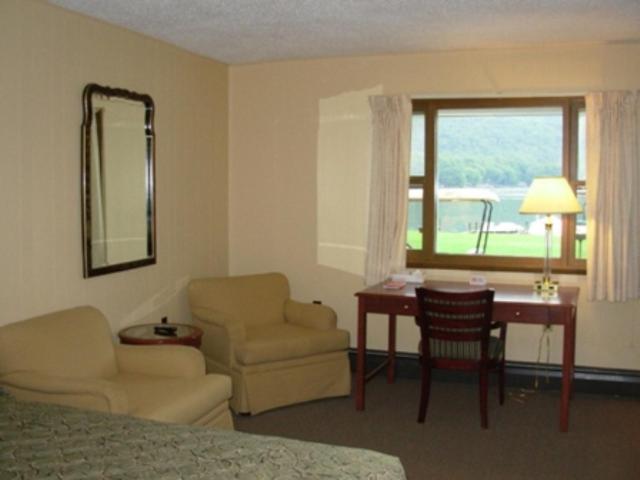 Red Carpet Inn On The Lake - Oneonta Bilik gambar