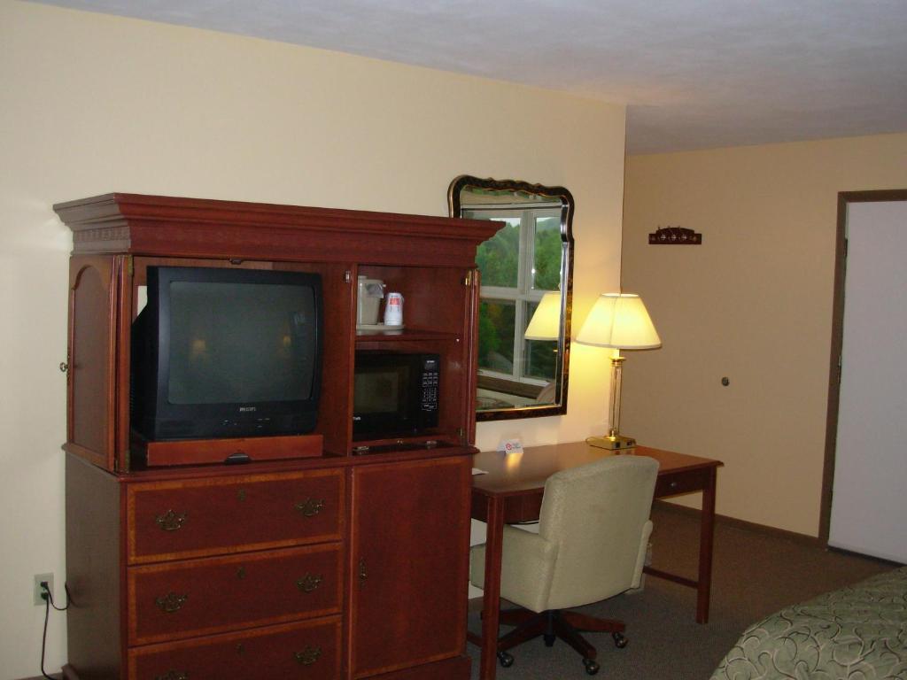 Red Carpet Inn On The Lake - Oneonta Bilik gambar