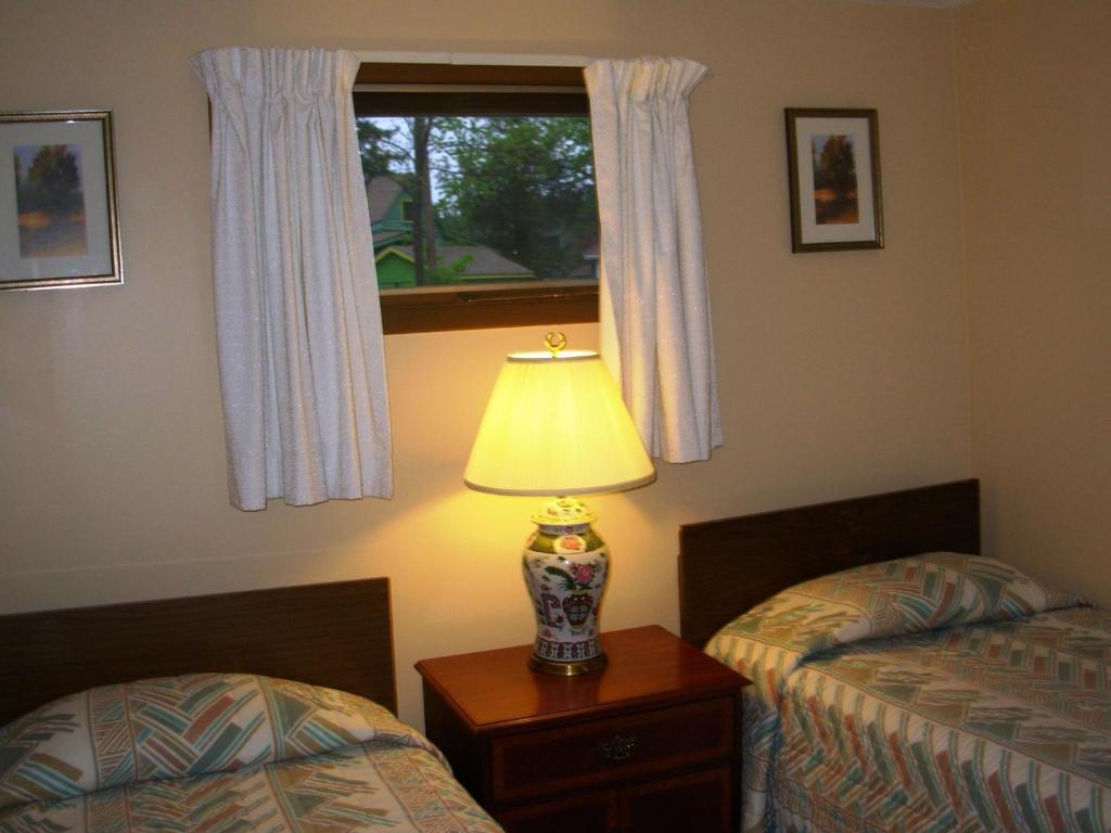 Red Carpet Inn On The Lake - Oneonta Bilik gambar